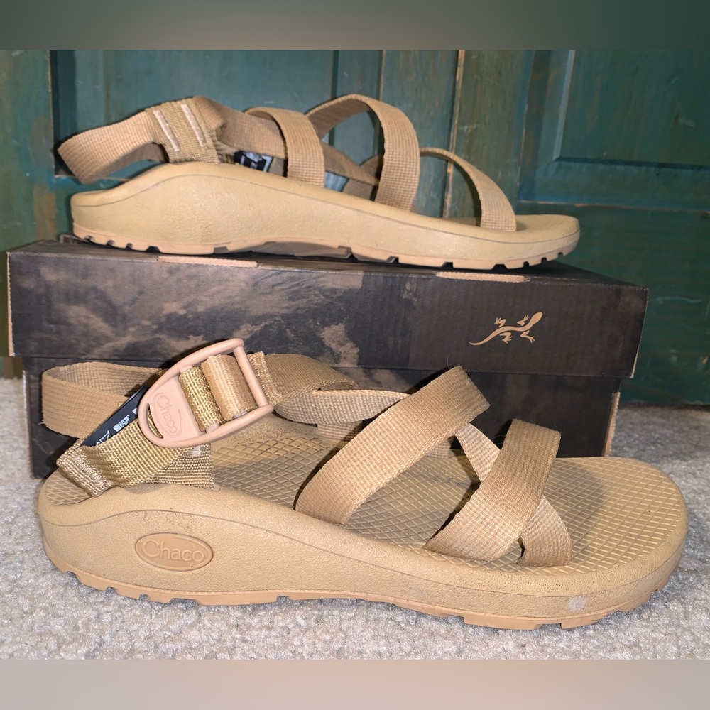 NWOT Chaco’s Banded Z Cloud / size 8 / tan fashion hiking sandals